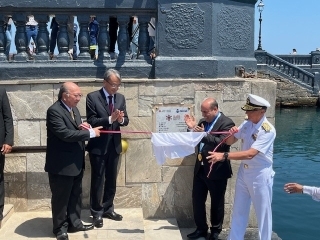 Los 4 representantes sacan el telón develando la placa conmemorativa que se encuentra en el ingreso del muelle.