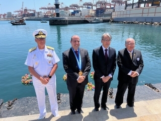 Los 4 representantes se toman la foto conmemorativa luego de la ofrenda floral.