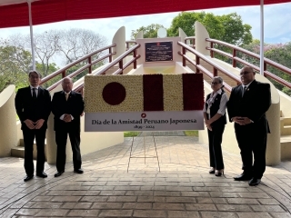 Los asistentes se toman fotos recordatorias con el Puente de la Amistad Peruano Japonesa