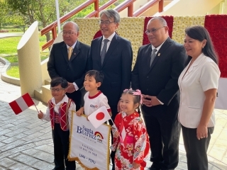 Los asistentes se toman fotos con los niños participantes