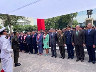 Sr. Arturo Alegría anunciando el fin de la ceremonia acompañado del Embajador Yamamoto
