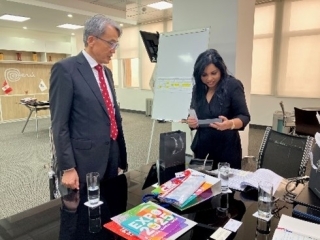 El Embajador YAMAMOTO entregó a la ministra Galdo un folleto y artículos conmemorativos sobre la Expo 2025 Osaka-Kansai, y le explicó una visión general de la Expo