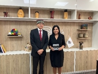 En la foto, el Embajador YAMAMOTO lleva una gorra tradicional de recuerdo que le entregó la Ministra Galdo