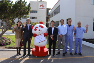 Foto conmemorativa del Embajador YAMAMOTO y su esposa, con el Sr. NISHITANI Iwao, Presidente de AJINOMOTO DEL PERÚ, y otros funcionarios del misma empresa