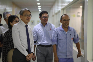 Foto del Embajador YAMAMOTO y su esposa realizando el recorrido de la planta de producción con los funcionarios de AJINOMOTO