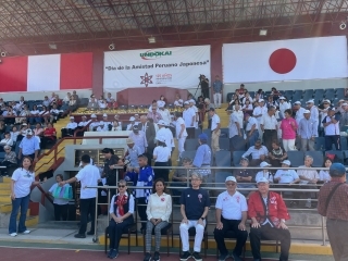 Delante de la tribuna de los espectadores se encuentran sentados el Embajador Sr. YAMAMOTO y otros invitados.