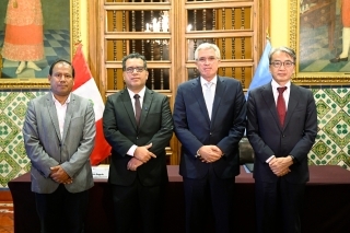 Foto del Sr. Embajador YAMAMOTO con otros participantes como el Señor Vicecanciller Camino y otros tras la ceremonia) 