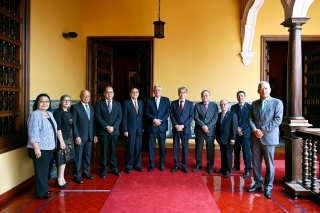 El Sr. Embajador YAMAMOTO tomando foto con otros participantes tras la ceremonia