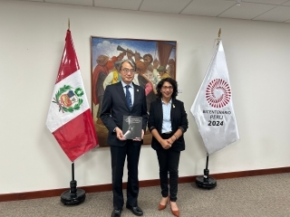Al lado izquierdo el Embajador YAMAMOTO y al lado derecho, la Ministra de Cultura, Leslie Urtega en foto conmemorativa