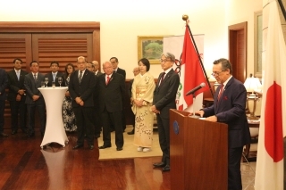 Embajador Quirós, Director General de Asia y Oceanía del Ministerio de Relaciones Exteriores dirige sus palabras en el podio y los asistentes lo escuchan atentamente