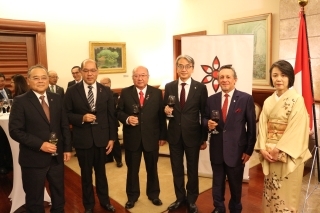 Embajador YAMAMOTO, su esposa y los asistentes se toman fotos de recuerdo delante del banner con el logo del 125 aniversario de la inmigración japonesa al Perú