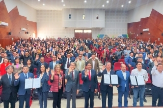 式典会場の一同約500人と共に記念撮影をする山元大使、ぺレス・レジェス運輸通信大臣