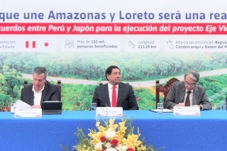 Embajador YAMAMOTO y el Ministro Pérez Reyes firmando el memorándum en la ceremonia