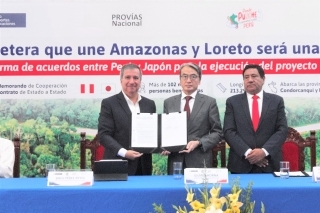 Embajador YAMAMOTO y el Ministro Pérez Reyes tomándose una foto conmemorativa con los memorándums firmados