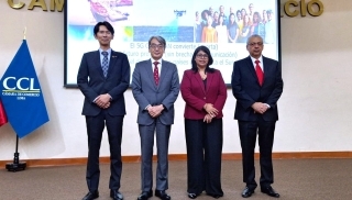 Embajador YAMAMOTO tomándose la foto conmemorativa con la Viceministra Sosa por la organización del Taller 5G Open RAN en Perú 