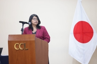 Viceministra Sosa dirigiendo sus palabras de saludos en la clausura del taller