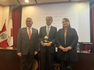 Foto del Embajador YAMAMOTO tras recibir un obsequio