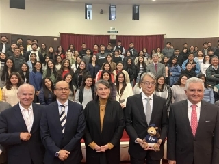 Foto del Embajador YAMAMOTO con los participantes