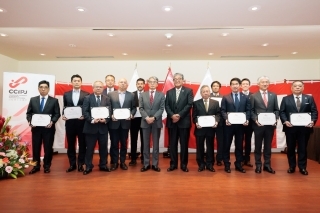 Embajador YAMAMOTO en la foto conmemorativa con los funcionarios de las empresas asociadas que recibieron reconocimientos por el 55 aniversario de la Cámara de Comercio e Industria Peruano Japonesa