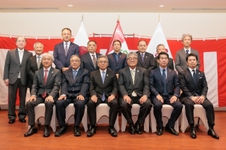 日秘商工会議所2024年度新役員による集合写真