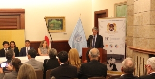 El Embajador YAMAMOTO dando sus palabras de saludo durante la recepción privada de Guardian Girls Aikido.