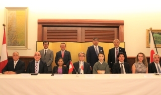 Foto conmemorativa del Embajador YAMAMOTO con la señora Hernández, Ministra de la Mujer y Poblaciones Vulnerables, señor Shin Koyamada, CEO de GGI, Dr. González, Representante de Fondo de Población de las Naciones Unidas, Embajador Quiros, director general de Asia y Oceanía, entre otros.）