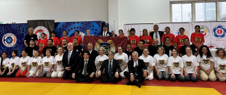 Foto conmemorativa del Embajador YAMAMOTO con los participantes del seminario de Guardian Girls Aikido