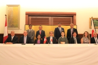 山元大使が、エルナンデス女性社会弱者大臣、小山田CEO、ゴンサレス所長、キロス局長等と記念撮影をしている