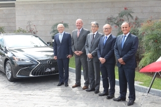 Foto conmemorativa del Embajador YAMAMOTO con el Sr. MUTO, el Embajador Chávez-Taffur, el Embajador Vásquez (SOM Chair) y el Ministro Reyes (SOM Perú) frente al vehículo Lexus entregado al Ministerio de Relaciones Exteriores