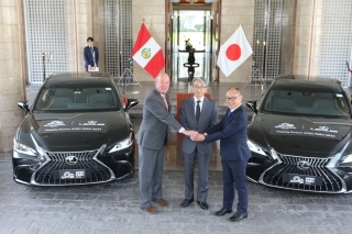 無償貸与車両の前で記念撮影をする山元大使、武藤社長およびチャベス=タフール大使
