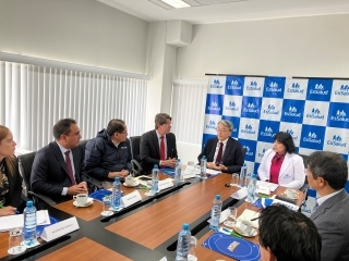 El Embajador YAMAMOTO visita Salog y esta recibiendo una sesión informática por el Gerente General Rogerio Marcondes de Salog, junto con la Presidenta Maria Elena Aguilar de EsSalud