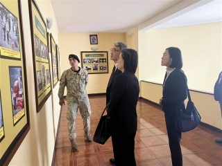 El Embajador YAMAMOTO y su esposa durante el recorrido al museo