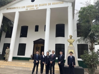 Foto conmemorativa del Embajador YAMAMOTO y su esposa tras la visita al museo