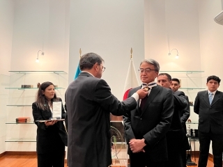 Embajador de Guatemala, Carlos Escobedo, condecorando al Embajador YAMAMOTO