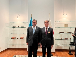 Foto conmemorativa del Embajador YAMAMOTO con el Embajador Escobedo