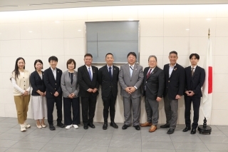 山倉臨時代理大使が、長谷部健渋谷区長一行と記念撮影をしている