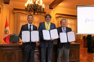 長谷部健渋谷区長、丸山渋谷区議会議長とカナレス・ミラフローレス区長により姉妹都市提携協定書が署名された