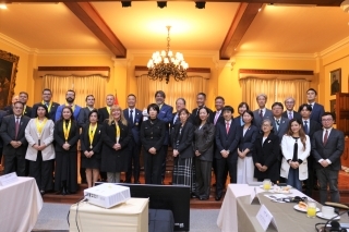 山倉臨時代理大使が、署名式の参加者と記念撮影をしている