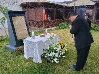 インカ学園 ペルー日系人協会ワラルの慰霊碑前で、献花及び焼香する山倉臨時代理大使