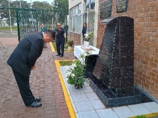 El señor YAMAKURA Ryosuke, Encargado de Negocios a.i. de la Embajada del Japón ofreciendo incienso y flores al monumento a los tres expertos en la Estación Experimental Agraria Donoso del Instituto Nacional de Innovación Agraria