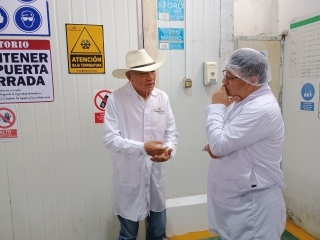 El señor YAMAKURA Ryosuke, Encargado de Negocios a.i. de la Embajada del Japón intercambiando opiniones con el representante del fundo