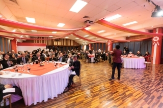 Artista presenta su canción ante la audiencia en el auditorio