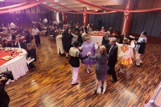 Los asistentes bailan en el auditorio