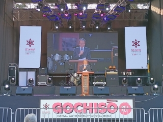 Embajador YAMAMOTO dirigiendo sus palabras de saludo en el escenario donde se realizó la ceremonia de inauguración del Gochiso Perú