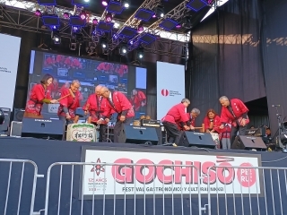 Principales participantes realizando la ceremonia de kagamiwari en el escenario donde se realizó la ceremonia de inauguración del Gochiso Perú