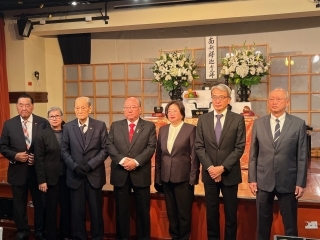 法要の会場前で整列する出席者