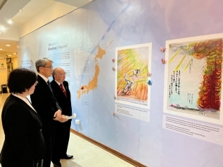 原爆の惨禍の展示を見る山元大使とオカダペルー日系人協会会長とユサ広島県人会会長