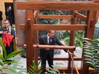 Embajador YAMAMOTO sostiene el mazo para tocar la campana para rendir homenaje