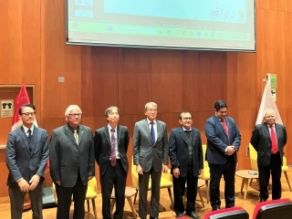 山元大使、JICA柏木次長、東京大学楠教授、日本ペルー地震防災センター関係者による集合写真