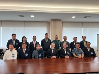 会議室で前段イスに着席し、後段は立脚で記念撮影
